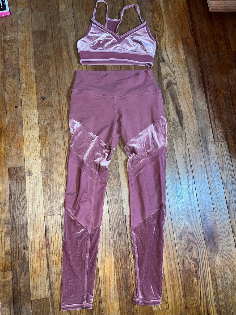 RARE mesh and velvet mauve alo set size small.